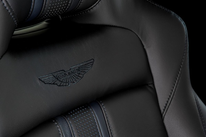 Aston Martin Vantage có thêm phiên bản "Hiệp sĩ Bóng Đêm" - 13