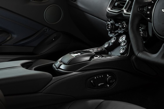 Aston Martin Vantage có thêm phiên bản "Hiệp sĩ Bóng Đêm" - 10