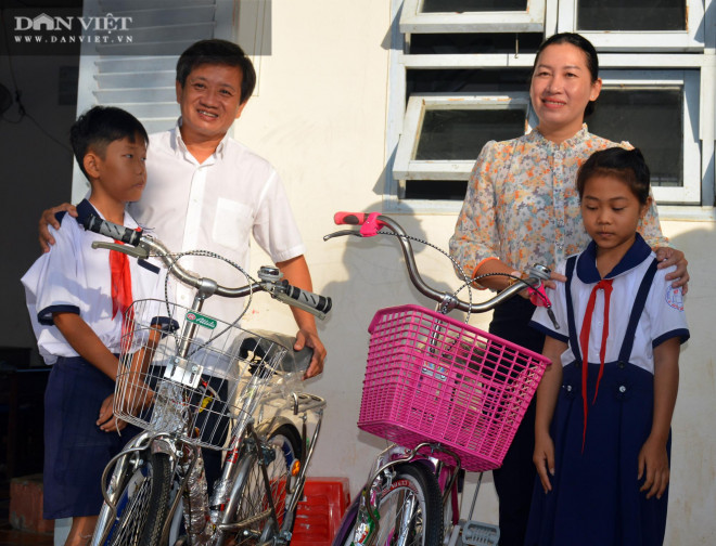 Ông Đoàn Ngọc Hải về U Minh tặng quà, mời học sinh ăn phở - 4
