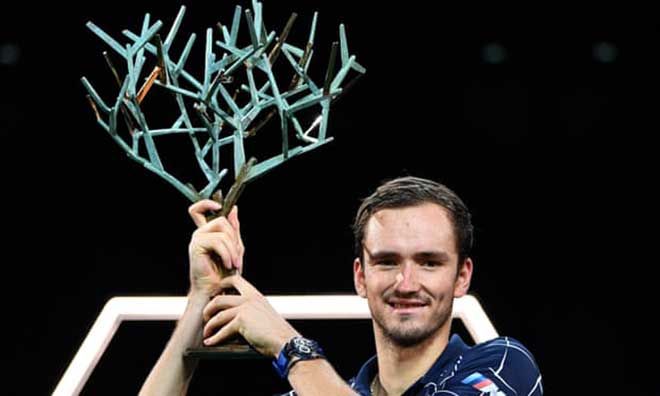 Medvedev wins the Paris Masters: Overcoming seniors Federer, ready to win ATP Finals - 1