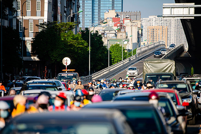 Dòng phương tiện "bất lực" trong ngày đầu thông xe đường vành đai 2 trên cao - 11
