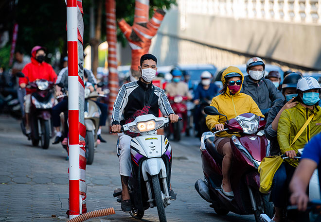 Dòng phương tiện "bất lực" trong ngày đầu thông xe đường vành đai 2 trên cao - 17