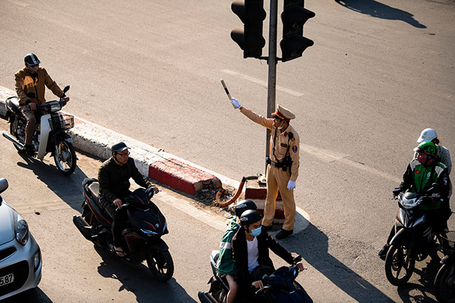 Dòng phương tiện "bất lực" trong ngày đầu thông xe đường vành đai 2 trên cao - 4