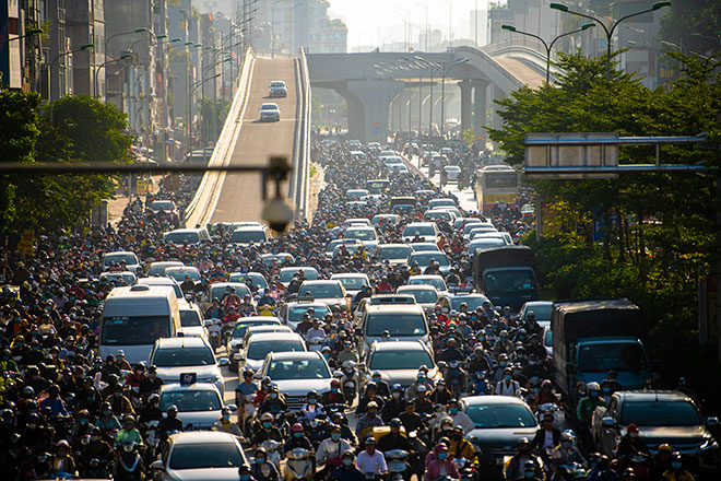 Dòng phương tiện "bất lực" trong ngày đầu thông xe đường vành đai 2 trên cao - 6