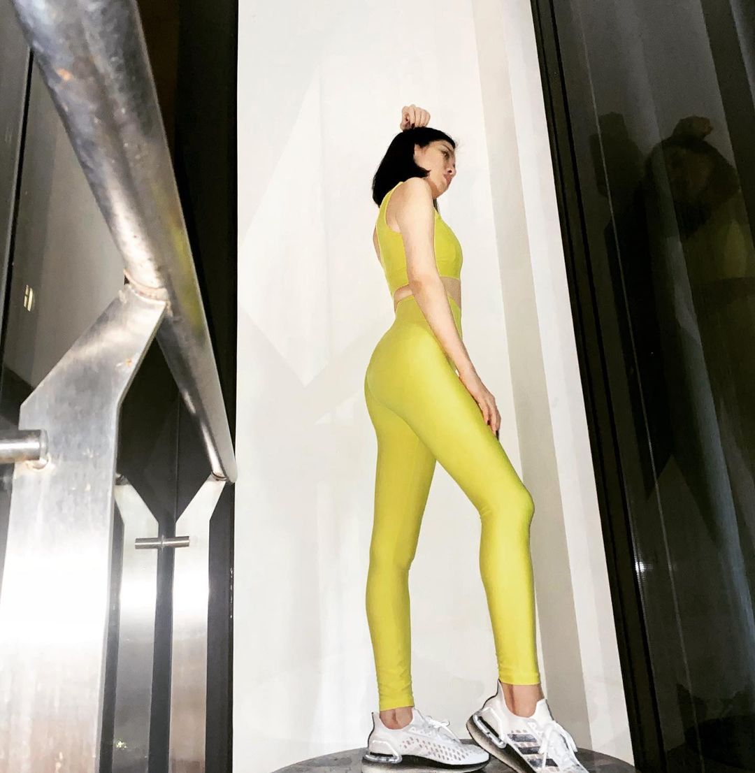 "Nữ hoàng phòng trà" U40 được khen dáng "căng đét", đồ tập mỏng ôm vòng nào ra vòng nấy - 3