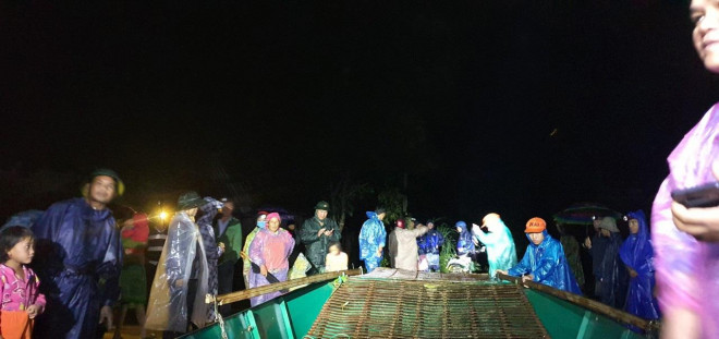 Cận cảnh hàng ngàn người bị cô lập giữa lòng hồ thủy lợi ngàn tỉ - 9