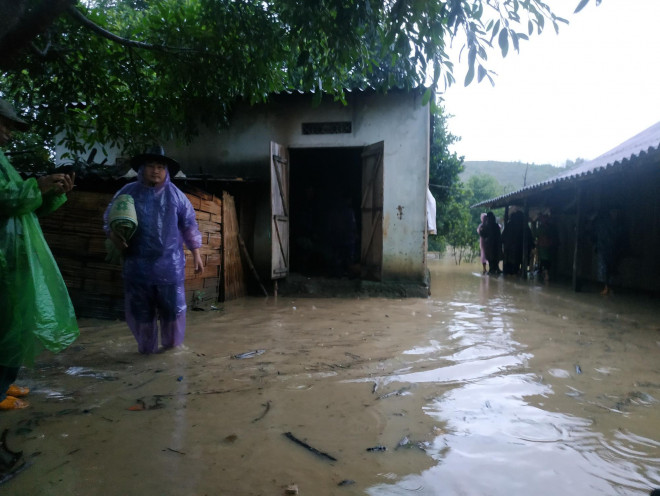 Cận cảnh hàng ngàn người bị cô lập giữa lòng hồ thủy lợi ngàn tỉ - 11