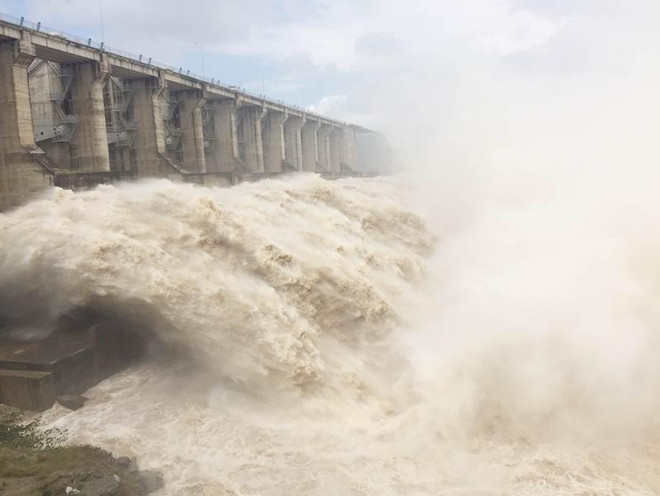 Thủy điện xả lũ lớn, Phú Yên phát cảnh báo ngập sâu vùng hạ du - 2