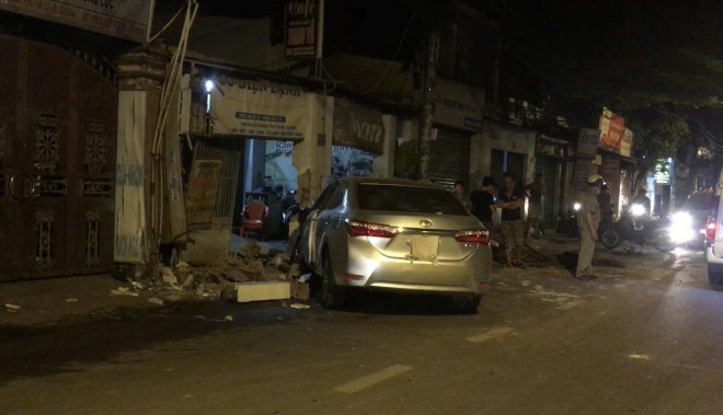 Ô tô va chạm xe máy, lao tiếp hơn 100m rồi tông sập cổng nhà dân - 2