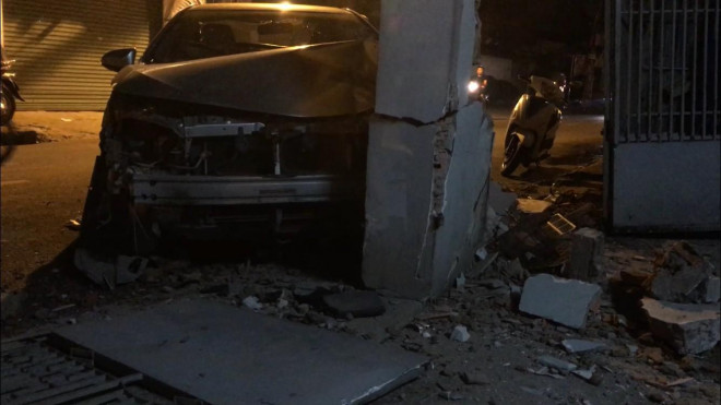 Ô tô va chạm xe máy, lao tiếp hơn 100m rồi tông sập cổng nhà dân - 3