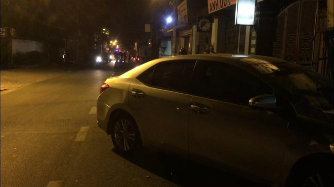 Ô tô va chạm xe máy, lao tiếp hơn 100m rồi tông sập cổng nhà dân - 4