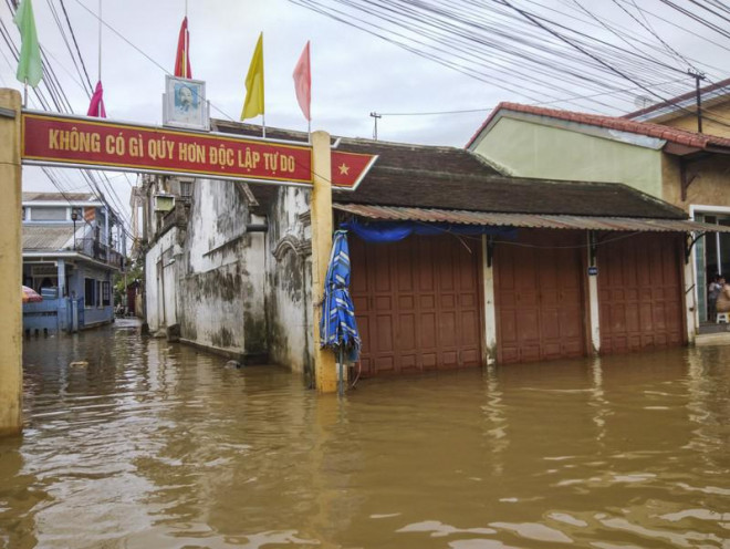 Phố cổ Bao Vinh ngập trong nước lũ - 5