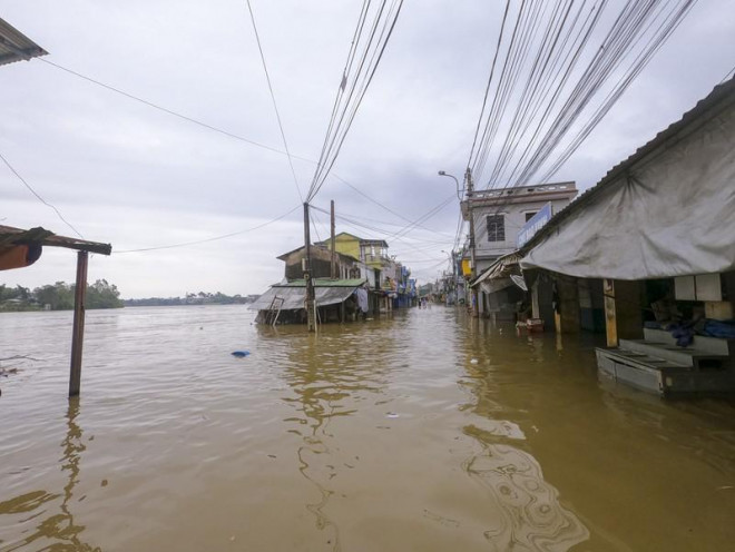 Phố cổ Bao Vinh ngập trong nước lũ - 4