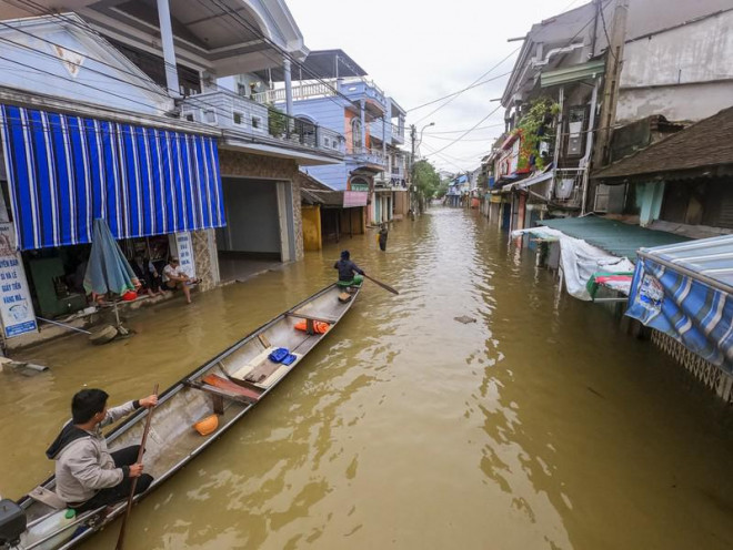Phố cổ Bao Vinh ngập trong nước lũ - 3