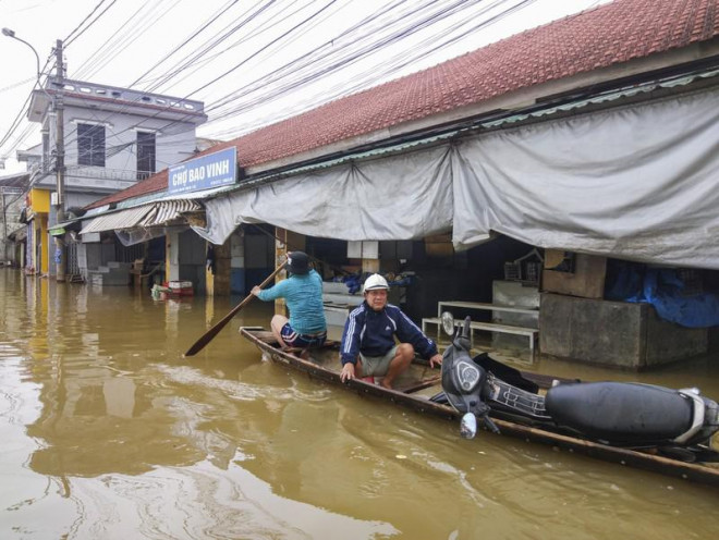 Phố cổ Bao Vinh ngập trong nước lũ - 9