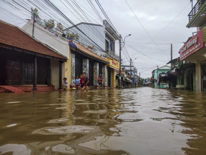 Phố cổ Bao Vinh ngập trong nước lũ - 7