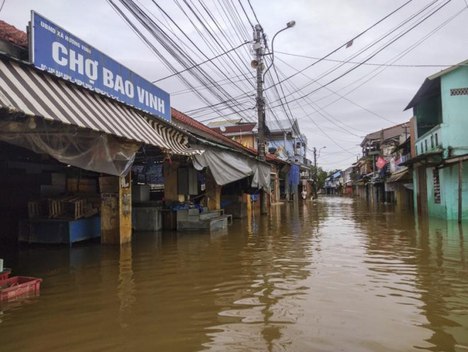 Phố cổ Bao Vinh ngập trong nước lũ - 10