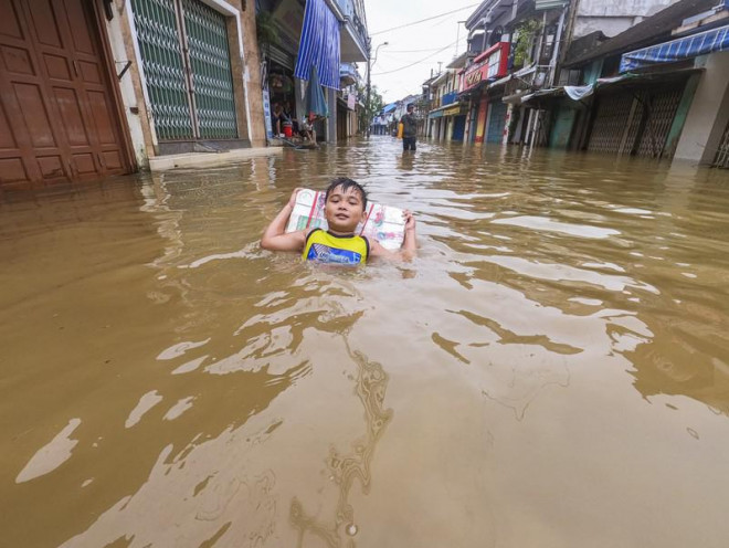 Phố cổ Bao Vinh ngập trong nước lũ - 8