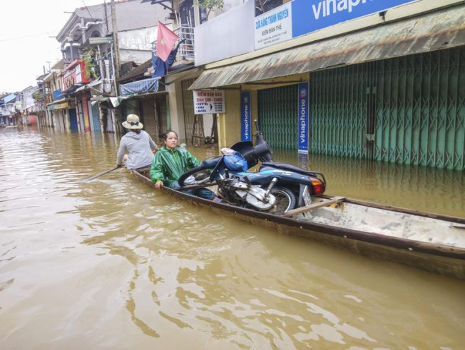 Phố cổ Bao Vinh ngập trong nước lũ - 13