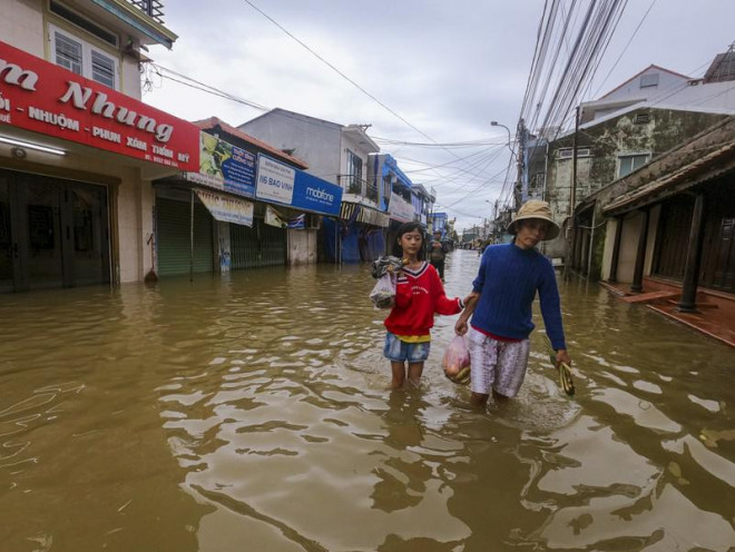 Phố cổ Bao Vinh ngập trong nước lũ - 12