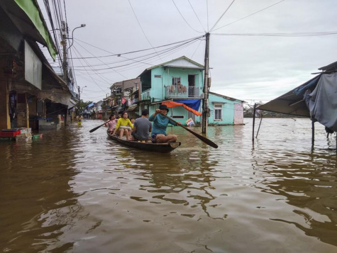Phố cổ Bao Vinh ngập trong nước lũ - 14