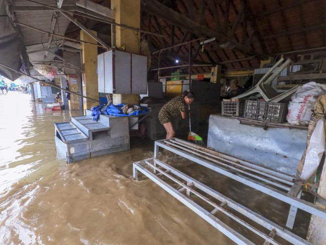 Phố cổ Bao Vinh ngập trong nước lũ - 11