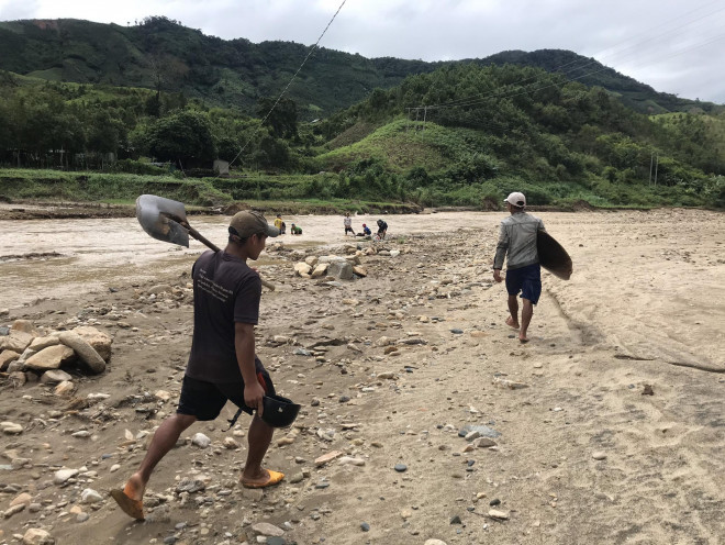 CLIP: Bất chấp nguy hiểm, người dân liều mình đãi vàng dưới hạ du thủy điện - 2