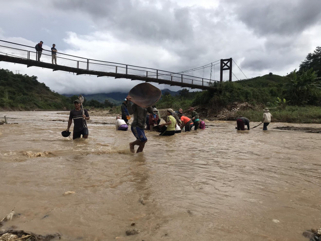 CLIP: Bất chấp nguy hiểm, người dân liều mình đãi vàng dưới hạ du thủy điện - 3
