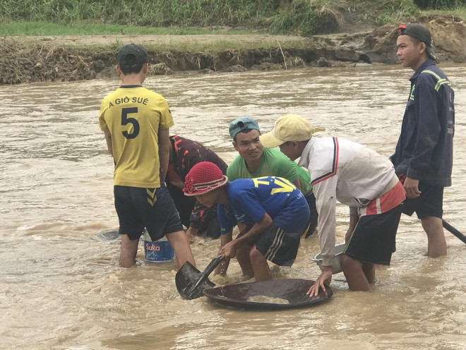 CLIP: Bất chấp nguy hiểm, người dân liều mình đãi vàng dưới hạ du thủy điện - 4