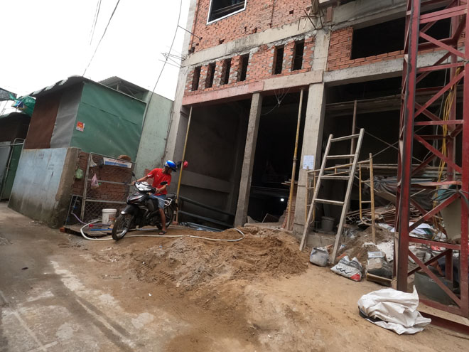 Clip ớn lạnh cảnh sập giàn giáo công trình, 3 người rơi xuống đất ở TP.HCM - 2