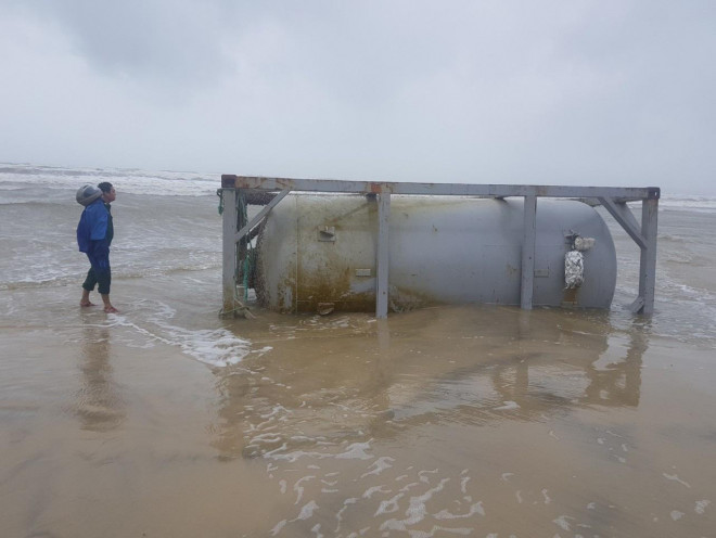 Thêm nhiều vật thể lạ có chữ Trung Quốc trôi vào biển Quảng Nam - 4