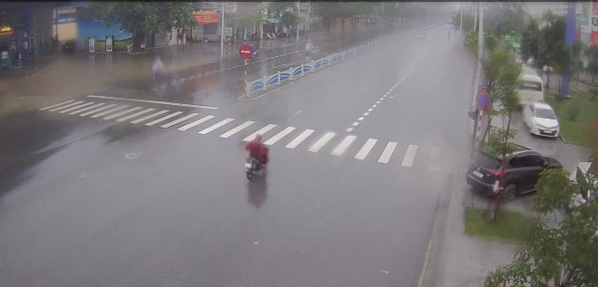 Chùm ảnh, clip: Thừa Thiên - Huế "nín thở" đón bão số 13 - 4