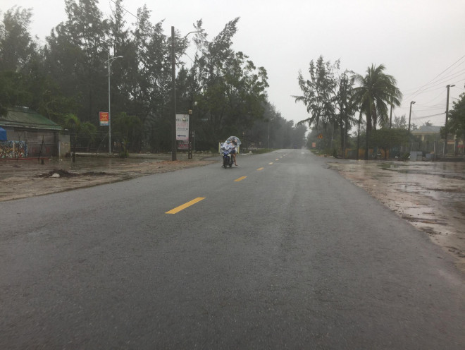 Chùm ảnh, clip: Thừa Thiên - Huế "nín thở" đón bão số 13 - 9