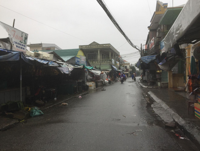 Chùm ảnh, clip: Thừa Thiên - Huế "nín thở" đón bão số 13 - 10