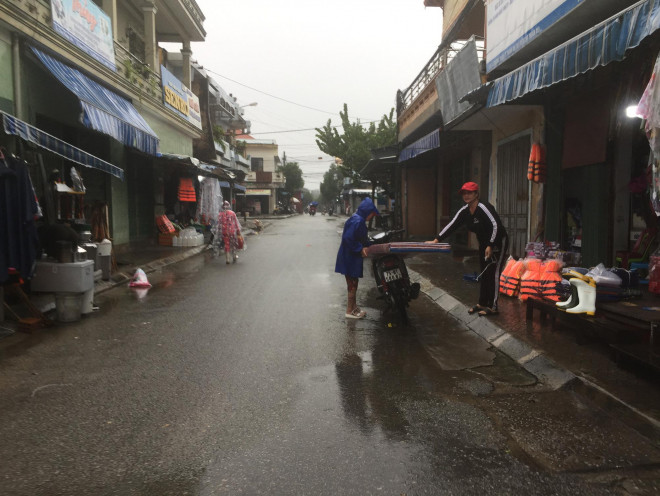 Chùm ảnh, clip: Thừa Thiên - Huế "nín thở" đón bão số 13 - 12