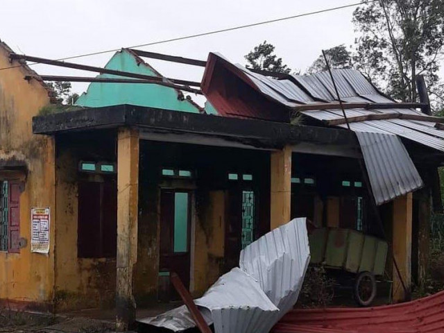 Quảng Trị: Nhiều nơi mất điện, nhà tốc mái, cao su gãy đổ vì bão số 13