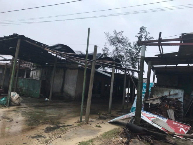 Những hình ảnh thiệt hại đầu tiên do bão số 13 gây ra ở miền Trung - 13