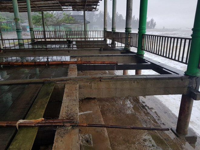 Những hình ảnh thiệt hại đầu tiên do bão số 13 gây ra ở miền Trung - 15