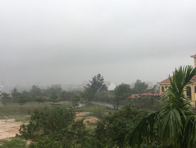 Bão số 13 đang quần thảo, gió giật liên hồi, người dân Quảng Bình gồng mình chống chịu - 4