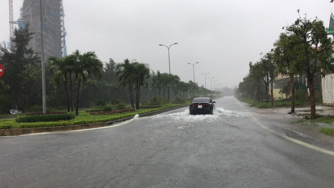 Bão số 13 đang quần thảo, gió giật liên hồi, người dân Quảng Bình gồng mình chống chịu - 2