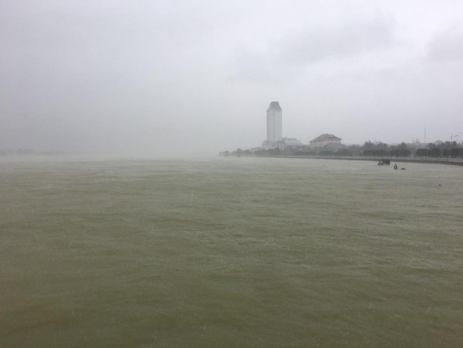 Bão số 13 đang quần thảo, gió giật liên hồi, người dân Quảng Bình gồng mình chống chịu - 5