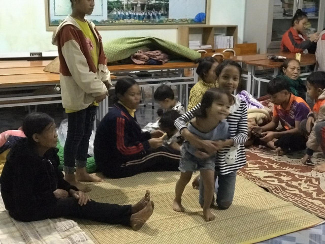 Bão số 13 đang quần thảo, gió giật liên hồi, người dân Quảng Bình gồng mình chống chịu - 7