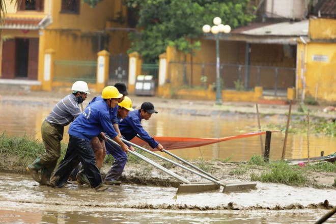 Trăm người căng sức dọn bùn ở phố cổ Hội An sau mưa lũ - 1