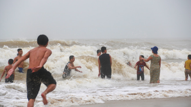 Biển động sóng cao phủ đầu, người dân Đà Nẵng vẫn liều mình tắm biển sau bão - 1