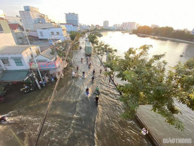 Triều cường đạt đỉnh, người dân TP.HCM vật vã lội "biển nước" về nhà - 2