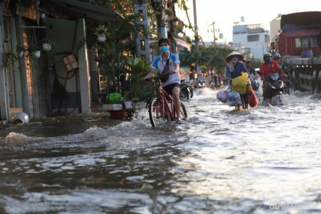 Triều cường đạt đỉnh, người dân TP.HCM vật vã lội "biển nước" về nhà - 5