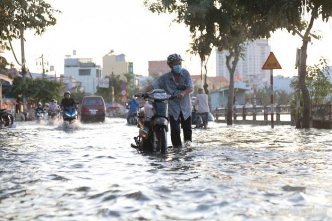 Triều cường đạt đỉnh, người dân TP.HCM vật vã lội "biển nước" về nhà - 7