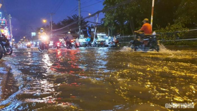 Triều cường đạt đỉnh, người dân TP.HCM vật vã lội "biển nước" về nhà - 11