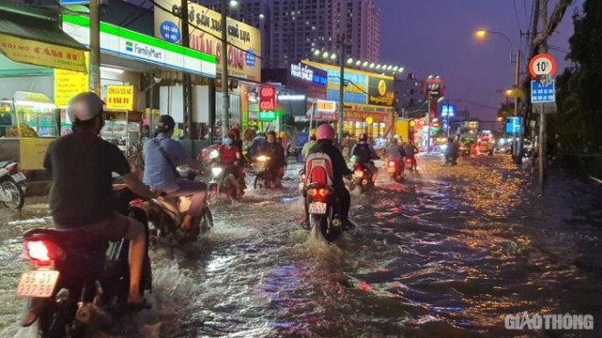 Triều cường đạt đỉnh, người dân TP.HCM vật vã lội "biển nước" về nhà - 9