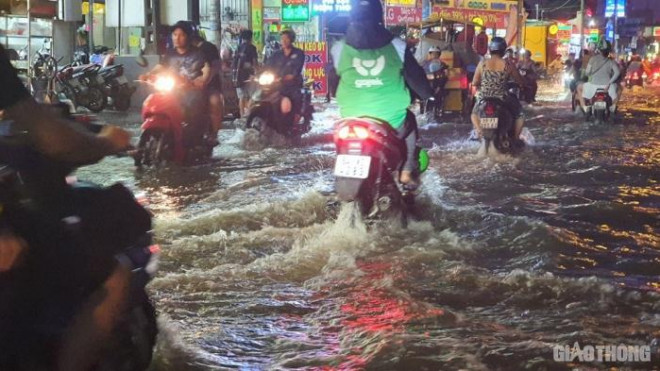 Triều cường đạt đỉnh, người dân TP.HCM vật vã lội "biển nước" về nhà - 12